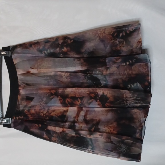 TED BAKER LONDON Langley Silk Pleated Floral Skirt. Size 4